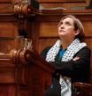 Ada Colau, con semblante serio, esta mañana en el pleno del Ayuntamiento de Barcelona