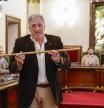 Joseba Asiron con el bastón de mando tras proclamarse alcalde de Pamplona