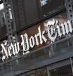 Un cartel del New York Times cuelga sobre la entrada de su edificio, en Nueva York
