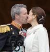 Federico de Dinamarca inicia su reinado con un beso a la reina María