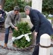 Carlos Mazón y Ximo Puig depositan una corona de flores en la estatua homenaje a Manuel Broseta en el lugar donde fue asesinado