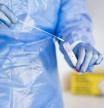 Close-up of a doctor putting a PCR test swab into a tube - Fotografía de stock