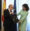 ESPAÑA GOBIERNO SÁNCHEZ:GRAF5181. MADRID, 07/06/2018.- La nueva ministra de Hacienda, María Jesús Montero, recibe la cartera de la que es titular de manos del ministro saliente, Cristóbal Montoro, en el acto de toma de posesión celebrado hoy en el Ministerio. EFE/ Fernando Villar