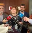 Elisenda Alamany atiende a los medios de comunicación junto a los concejales de ERC Jordi Coronas y Jordi Castellana