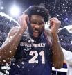 Joel Embiid, rociado de agua por sus compañeros, después de la victoria de los Sixers ante los Spurs