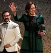 Sigourney Weaver saluda al público tras recoger su Goya Internacional de manos de J.A. Bayona