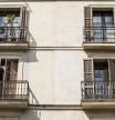 Fachada de un edificio con pisos turísticos en el centro de la ciudad de Barcelona