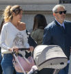 Miki Nadal y Helena Aldea paseando junto a su hija Galatea hace unos meses