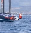 La embarcació del equipo suizo Alinghi Red Bull navega por las aguas de Barcelona