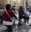 Un Policía Local hace un control a patinetes y bicicletas frente a la plaza de Toros de València