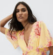 Vestido amarillo con estampado floral