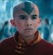 Gordon Cormier es Aang, el Avatar que controla todos los elementos.