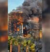 Espectacular incendio en València: los bomberos intentan rescatar a vecinos del fuego