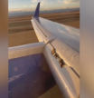 Notó una extraña vibración en el avión, miró por la ventanilla y descubrió algo que le hizo “rezar”