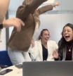 La emocionante reacción de sus amigas cuando aceptan su solicitud para ir de Erasmus