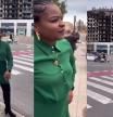 Una joven genera indignación al hacer 'postureo' frente al edificio quemado de Valencia