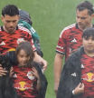 El tierno momento de los jugadores del New York Red Bull con los niños que les acompañan al campo