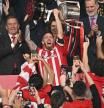 Iker Muniain comparte la Copa más deseada con una afición eufórica
