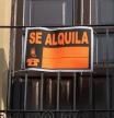 Un cartel de una vivienda en alquiler en Sevilla