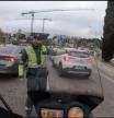 Aplauden la reacción de un agente que pilla a un motorista cometiendo una infracción: “más polis así”