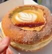 Una cafetería enseña su presentación de café con un donut y todo el mundo dice lo mismo: “Adiós a mi camiseta blanca”