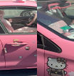 Enseña un coche tuneado de Hello Kitty y la gente alucina con los detalles: “¿Eso pasa la ITV?”
