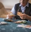 Un hombre mayor contando billetes de euro