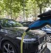 PUNTO DE CARGA DE COCHES ELÉCTRICOS EN EL CENTRO DE BARCELONA