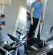 Un padre fuerza a su hijo de 6 años a correr en una cinta porque está “demasiado gordo”