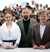 Emma Stone, Yorgos Lanthimos y Jesse Plemons posan durante el photocall
