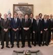 -FOTODELDIA- MADRID, 18/05/2024.- El presidente de Argentina, Javier Milei (c), junto al presidente de la CEOE, Antonio Garamendi (4i), posa en la foto de familia del encuentro que el dirigente argentino ha mantenido este sábado, en la Embajada argentina, con empresarios españoles, en la segunda jornada de un viaje a Madrid para participar el domingo en la convención anual de Vox, que, bajo el nombre de 'Europa Viva 24', reúne este fin de semana en la capital española a dirigentes políticos europeos e iberoamericanos. EFE/Embajada de Argentina -SOLO USO EDITORIAL/SOLO DISPONIBLE PARA ILUSTRAR LA NOTICIA QUE ACOMPAÑA (CRÉDITO OBLIGATORIO)-