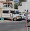 FOTO MARTÍ GELABERT 11/05/2024 USUARIOS DE AUTOCARAVANAS EN MALLORCA PROTESTAN CONTRA LA ORDENANZA CÍVICA DEL AYUNTAMIENTO DE PALMA QUE PREVE MULTAS DE HASTA 1.500 EUROS POR VIVIR EN UNA AUTOCARAVANA. UNA AUTOCARAVANA EN CIUDAD JARDIN, JUNTO AL MAR (PALMA). Más de una cincuentena de personas se han concentrado este sábado, entre las 10.00 y hasta las 12.00 horas, en la plaza de Cort, para protestar contra la nueva ordenanza cívica del Ayuntamiento de Palma, y para exigir 