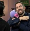 David Broncano abraza a Trancas, una de las hormigas emblema de 'El Hormiguero', durante un episodio de 'La Resistencia'