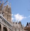Un turista saca una foto junto a la Sagrada Familia, a 15 de marzo de 2024, en Barcelona, Catalunya (España).