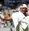 Rafael Nadal saluda al público, este sábado en París