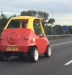Nadie podía creerlo: un hombre condujo un conocido coche de juguete por una autopista
