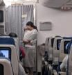 Una madre que viaja en avión con su bebé reparte bolsas con tapones a todos los pasajeros: “Perdóname”