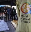 Trabajadores palestinos preparan comidas en una cocina de WCK en Rafá, en la Franja de Gaza