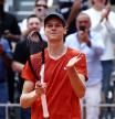 Jannik Sinner saluda al público tras superar a Grigor Dimitrov, este martes en Roland Garros