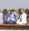 El president de la Generalitat, Carlos Mazón (c), montado en una barca durante la suelta de aves en el Parque Natural de l'Albufera, a 5 de junio de 2024, en El Saler, Valencia, Comunidad Valenciana (España). Este acto coincide con el Día Mundial del Medio Ambiente.