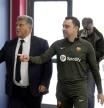 BARCELONA, 24/05/2024.- Imagen de archivo del presidente del FC Barcelona, Joan Laporta, y el técnico Xavi Hernández (d), a quien el Barcelona ha comunicado este viernes que no seguirá la próxima temporada al frente del equipo. EFE/ Alejandro García