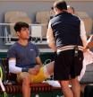 El fisioterapeuta atiende a Carlos Alcaraz, este domingo en París