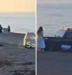 Meten el coche en la arena de una playa de Estepona para aparcar y se les queda atrapado