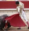 El diestro Juan de Castilla durante la lidia al sexto y último toro de la tarde dentro de la Feria del Toro de los Sanfermines 2024
