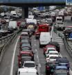 Centenares de coches bloqueados en un atasco en la M-30.