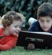 niños leyendo en un jardin