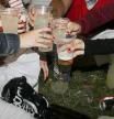 Joves consumen alcohol. // EFE