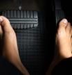 ¿Te pueden multar por conducir descalzo? Te sacamos de dudas
