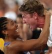 El amor entre Tara Davis-Woodhall, medallista de oro, y Hunter Woodhall, atleta paralímpico, protagonizan el mejor vídeo de los JJ.OO