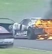 Escalofriante escena en una carrera de coches en Argentina: el coche prendió en llamas y el piloto se tiró a la pista